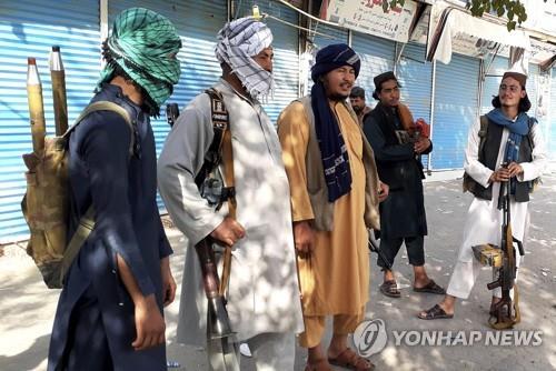 아프가니스탄 북부 쿤두즈에서 경비를 서는 무장반군 탈레반 대원들. [AP=연합뉴스]