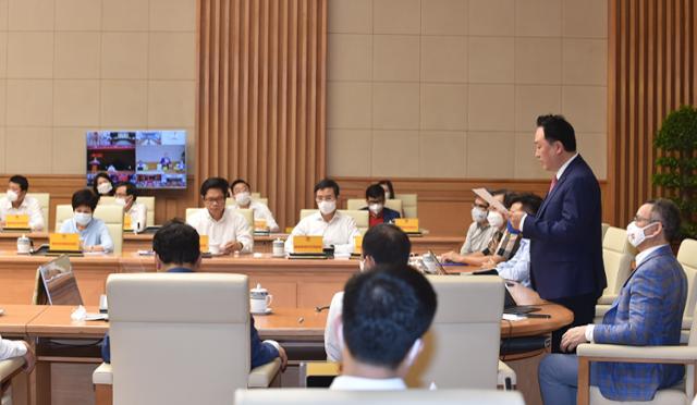 이달 8일 팜민찐 베트남 총리가 주재한 코로나19 비상 대책회의에서 홍선(오른쪽 두 번째) 코참 하노이 부회장이 한국기업의 애로사항을 발표하고 있다. 코참 제공