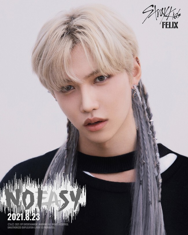Producer group 3RACHA in the team, including a total of 14Tracks, participating in the whole work! Prove self-production capability!Group Stray Kids will make a comeback as the title song Songer for their new album NOEASY (Noisy).JYP Entertainment, a subsidiary company, released a trackslist image of Regular 2 NOEASY on the official SNS channel of Stray Kids at 0:00 on August 12, and a personal teaser photo of member Han and Felix.The title song wrapped in veil is a song Singer, which solves the firm belief that it will keep the head without being embarrassed by anyone who says it.He participated in the chanchanchan, Changbin, and Hans writing and composition of the teams production group Three Lacha (3RACHA), painted his musical personality more deeply and maximized the fun of listening to colorful traditional Korean music and magnificent brass instruments.The new recordings include the title songs Songer, DOMINO (Domino), SSICK, The View (The View), Sorry for Like, Silent Cry (Silent Cry), Unspeakable Secret, starting with the intro Tracks CHEESE (Cheese) that guides listeners into Stray Kids realms It contains Star Lost (star roast) and more.Here are the unit songs Kangbak (Bang Chan, Hyun Jin), Surfin (Rino, Changbin, Felix) (surfing), Gone Away (Han, Seungmin, Aien) (Gon Away) and WOLFGANG (Wolf River) presented in the Mnet Kingdom: Legendary War final contest, and released on June 26 and released on July 10. A total of 14 songs will be included, including the digital single Ae, which took the top spot on the Billboards World Digital Song Sales Chart.Stray Kids members participated in the work of the new song, starting with Three Lacha (3RACHA), and they lighted the self-produced group modifier.In addition, the album was completed by leading writers from home and abroad, including Versa Choi (VERSACHOI), Krista Youngs, HotSauce, and Hong Ji-sang.The personal teaser photo, which was released with the track list, has a concept restaurant charm.Han has a trumpet-like gun and emits a witty charm, and Felix has perfected his unique hairstyle and fascinated the global K-pop fan with deep eyes.Stray Kids is a new song Songer that wedges the teams musical color and identity.Stray Kids, who has built a unique area as a pioneer of Mara Taste Genre, which tastes addictive music such as the title song God Menu (New Menu) of Regular 1st album GOsaeng (High School) released last year and the title song Back Door (Back Door) of Regular 1st album IN Life (Life), It is expected to satisfy the five senses of listeners around the world through the first new song and title song of 2021, which boasts a deep taste.Stray Kids Regular 2 album NOEASY and the title song Songer will be released at 6 pm on August 23.