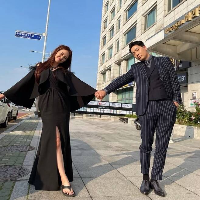 Actor Song Ji-hyo and Ha Do-kwons close side attract attention.On August 12, Song Ji-hyo released a photo of Actor Ha Do-kwon on his personal instagram, saying, Heiras best mate is Oh.The colorful costumes of two people, Song Ji-hyos all-black dress and Ha Do-kwons three-piece suit, catch the eye.The two are appearing in the tibbing original Come to the Witch Restaurant.The work is a soul-filled brutal fantasy made by a witch, Hee-ra (Song Ji-hyo), who runs a witch restaurant that sells a wish with a price.Ha Do-kwon is transformed into a representative with an intense force and is divided into helpers to help Heera.