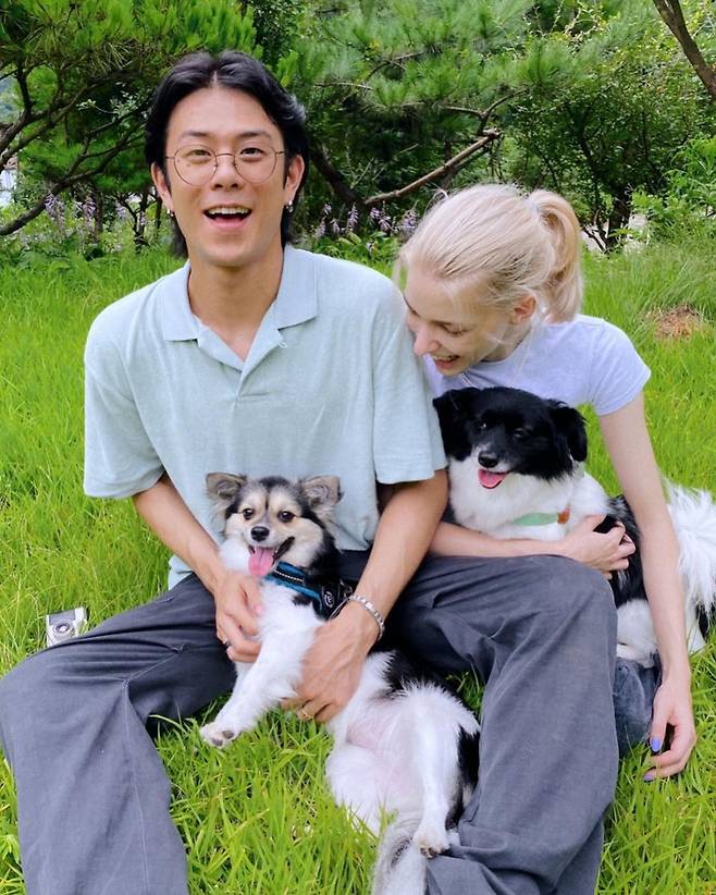 Michova posted a picture on his Instagram on the 11th with an article entitled Seven years and two furry babies. Happy anniversary Sweetie.In the photo, Beenzino and Michoba are sitting on the lawn and enjoying a relaxing break with two dogs.Especially, the happy love feeling of the two people who are about to marry attracts attention.Beenzino revealed her affection for Michobas post, writing: False babies and Steph Ihi Ribe Dihi Soh Zea.Meanwhile, Beenzino and Michoba started their public devotion in 2015, and they made a lot of topics by releasing Proposal last year.Photo: Stephanie Michova Instagram