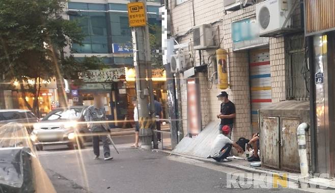 남성 3명이 오후 6시 이후 서울 종로 인근에서 방역 수칙을 어긴 채 술을 마시고 있다.