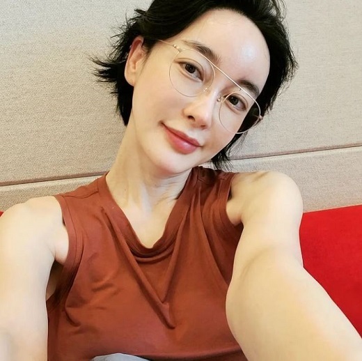 Actor Kim Hye-eun has emanated a colorful appeal.Kim Hye-eun posted a picture on the Instagram on the 13th, saying, Thank you for the shooter of the Lorde last night.Kim Hye-eun, who stood in front of the camera with a stranger, made a casual atmosphere by matching glasses and sleeveless T-shirts.Especially with the trademark Short Cuts, it attracted attention by explosioning Handsome and Pretty (handsome and pretty).Meanwhile, Kim Hye-eun is meeting viewers with the cable channel tvN tree drama The Lorde: The Tragedy of 1.