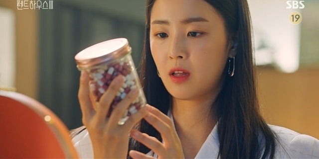 Choi Ye-bin fed Mo Kim So-yeon a memory-sharp drug while Um Ki-joon was incarcerated at Japan Mental Hospital.In the 10th episode of SBS Friday drama Penthouse 3 (played by Kim Soon-ok, directed by Ju Dong-min), which aired on August 13, Shim Soo-ryun (Lee Ji-ah) Logani (played by Park Eun-seok) and others planned to bring down Ju Dan-tae (Um Ki-joon) Chun Seo-jin (played by Kim So-yeon).The people who exposed and fought each crime of Ju Dan-tae and Chun Seo-jin on this day were Shim Soo-ryun, Loganri, Ha Yoon-chul (Yoon Jong-hoon), Yoo Dong-pil (Park Ho-san), and Kang Ma-ri (Shin Eun-kyung).They not only killed Oh Yoon-hee (Yu-jin), but also vowed to cooperate for private revenge, saying that they would not forgive the two people who insulted the body after death.They released Baek Joon-ki (Won Ju-wan) as Lee Yong as the next operation, and he was deliberately released by James (Park Eun-seok) and then approached Chun Seo-jin and Ju Dan-tae.Ha Yoon-chul told Baek Jun-ki, Find the evidence that you said that Chun Seo-jin had Incarcerated Logani. He planted a position tracking chip on his arm.Since then, Baek Jun-ki has threatened Chun Seo-jin and Ju-tae with 200 billion won each because he will hand over evidence that he had Incarcerated Logan Lee and that he had blown Logan Lees car.So, I have a trick to say, Turn the picture to the original, and hand over the evidence that Chun Seo-jin has Incarcerated Logan.Then I will give you 300 billion won. Baek Jun Ki accepted it as a mad smile.Chun Seo-jin tried to raise 200 billion won by selling the Myeong-dong building and all the bonds that could be disposed of, and Ju-dan-tae tried to finance the Cheong-a group in the name of investment in the Chunsu district.In order to re-appoint the chairman of the general shareholders meeting scheduled for a while, Judantae put the funds into the nickname account named Lee Kyu-jin (Bong Tae-kyu) to prevent any possible crisis.Yoo Dong-pil overheard all of this masters plans.Instead of passing 200 billion won to Baek Jun-ki, Chun Seo-jin received a recorder containing his Logani Incarceration.Baek Joon-ki received 200 billion won and took a stowaway ship and said, I prepared a gift for the commemoration of my departure from Korea. I recorded another interesting thing on the recorder.Inside it was the words of Ju Dan-tae, I will give you 300 billion won, so you will pass along the evidence that Chun Seo-jin has Incarcerated Logan. Chun Seo-jin grinded his teeth.The real operation was just beginning. Yoo Dong-pil told Lee Kyu-jin, The baby boy group is about to go bankrupt.Lee Kyu-jin has withdrawn all 500 billion won from his nickname account and tried to escape overseas.500 billion won of Judantae entered the paper company in the name of Gosanga (Yoon Joo-hee).Jin Pung-hong (played by Ahn Yeon-hong) then scrambled. Jin Pung-hong demanded 500 billion won from Chun Seo-jin and Ju Dan-tae, as did Baek Joon-ki, who held the hand he held.So, Chun Seo-jin sold the rest of the buildings he had, and he paid all the slush funds hidden overseas.In this process, Judan Tae found out that Chun Seo-jin was the real killer who killed Oh Yoon-hee.Yoo Dong-pil (Park Ho-san) recognized the stowaway ship at Busan Port, pretending to help this state of affairs, and then he went to the police station and embroidered himself.Judantae, who did not know this fact, climbed on the boat as he said, and fell asleep after being hit by the sleep induction.Judantae woke up at the Japan Mental Hospital, where he had been carcinated by Baek Jun Ki over time. His name was back to Baek Jun Ki.Ju Dan-tae was astonished by Joo Seok-kyung (Han Ji-hyun), who appeared soon.Due to a series of things, Chun Seo-jin was appointed as the chairman of the Cheonga Group, but this was also the intention of the heart training.I will leave Chun Seo-jin alone until then, Shim said, saying that he will break her down at the shareholders meeting of the Cheonga Group.