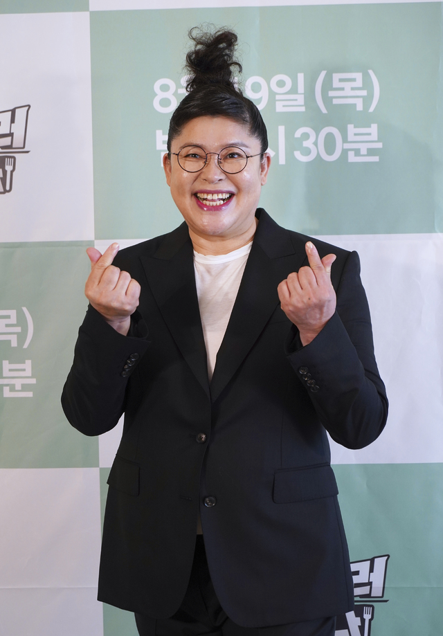 IHQ Im here to kick the money production presentationHong Hyon-hee husband Jason and New Concept MukbangLee Young said at the production presentation I came to get paid online on the 13th, The purpose of the program was good.Food Vic-Fezensac is the most difficult and heartbreaking time, and it was good to give strength to our talents. I came to kick the money is a food variety born for self-employed people who were in crisis of survival in the Corona 19 era.The company plans to set a challenge Mukbang goal with the request of a family member and acquaintance of a self-employed person who sighs, and to order food and raise sales until the president laughs.If all the materials are exhausted, Shutter will be lowered and the self-employed will listen to the hard reality and deliver the hope subsidy.Lee Young said, When I am loved by Point of Omniscient Interfere, there are actually a lot of programs to eat.I think I have been in about 15 food programs with a little lie. I am not so big up there because I know I eat a lot.I will eat at the Point of Omniscient Interfere For those who are not Vic-Fezensac, we need power energy more than anything. This broadcast is such a program.I can not make you rich, but I want to make you fight without giving up. Jason also said, I participated in the idea that it would be a great strength for small business owners who are tired of corona. I can not take the best sales, but I thought I could give strength just by giving strength and courage.I also mentioned the breath of the two people I met on MC. Lee Young said, Jason is good to listen to small stories, to keep his eyes on, to chat together.Mr Hong Hyon-hee seems to have made a good choice: Im an Attitude to People, Jason praised, thus saying, Im in the middle.It is a role that allows you to carefully check and reflect between the boss and the agents. There was also a story about Jasons wife, Gag Woman Hong Hyon-hee, and the possibility of appearing in a brother-in-law.Jason said, I would like to invite you if possible, and Lee Young said, I would like to invite you when the days are scarce by agents alone.When I have to eat crustaceans, I will ask Mr. Hong-hee to ask him when he has to consume a large amount. In addition, Lee Young has been nervous about playing MC, not Jason, if he exceeds 2% of TV viewer ratings.Finally, Lee Young said in a cheer message to small business owners, Do not doubt yourself or blame yourself for being harder and more depressed than ever.Its because of the environment around you, so you just have to endure it a little. Dont let go of your courage like a primal water.I want to say this too, he said.Jason also said, I feel sick when I see small business owners sitting and sighing. I would like to give you the power to be able to make courageous courage with money.I hope you apply a lot, he said.I came to kick the money will be broadcasted at 10:30 pm on the 19th.