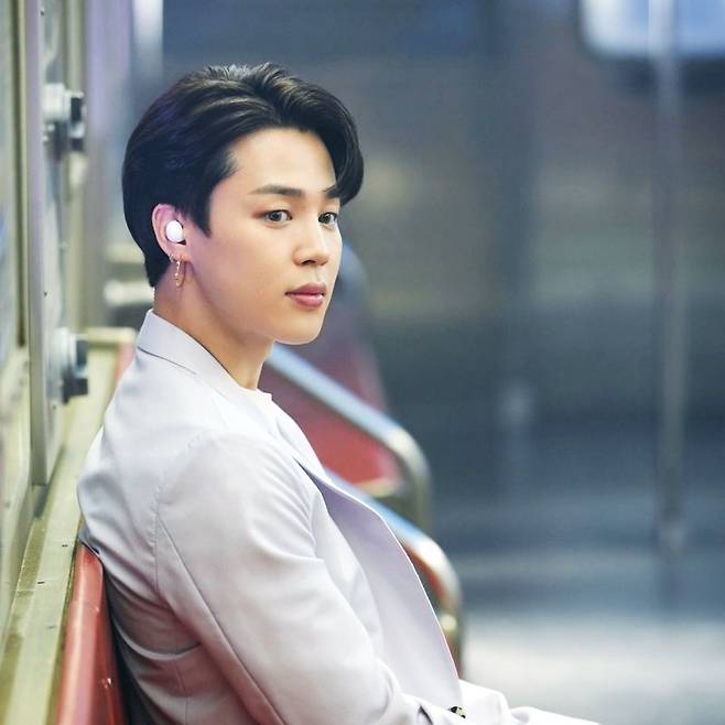 방탄소년단 지민, 여심 홀리는 고혹적 귀족美..갤럭시Z플립3에 짜릿 키스 '설렘 폭발'