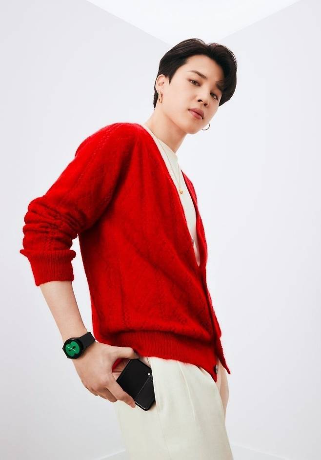 방탄소년단 지민, 여심 홀리는 고혹적 귀족美..갤럭시Z플립3에 짜릿 키스 '설렘 폭발'