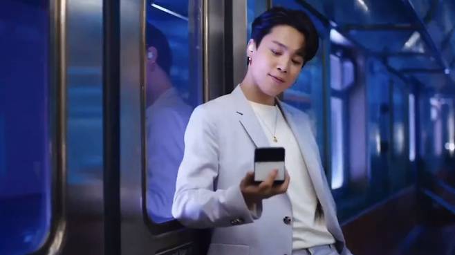 방탄소년단 지민, 여심 홀리는 고혹적 귀족美..갤럭시Z플립3에 짜릿 키스 '설렘 폭발'