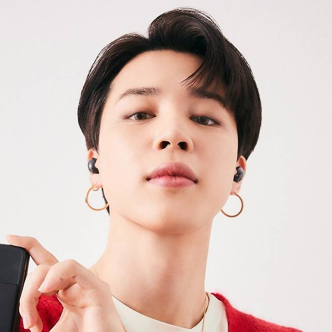 방탄소년단 지민, 여심 홀리는 고혹적 귀족美..갤럭시Z플립3에 짜릿 키스 '설렘 폭발'