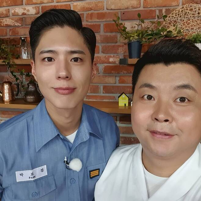 Seoul) = Jeong Ho-young Chef reported the current status of Park Bo-gum in military service.Jeong Ho-young Chef posted a picture on his 14th day with his article Navy successor Park Bo-gum saying, It was a day when I thought I was good to go to Navy.Inside the photo was a picture of Jeong Ho-young, who appeared on the defense TV program, taking a selfie with Park Bo-gum.Park Bo-gum, who is serving in the military, is showing off his warmer visuals, drawing Eye-catching.Park Bo-gum was admitted to the Navy 699 on August 31 last year and has been in military service as a Navy cultural public relations officer after six weeks of basic training.Meanwhile, Jeong Ho-young Chef is currently appearing on KBS 2TV The presidents ear is the donkey ear.