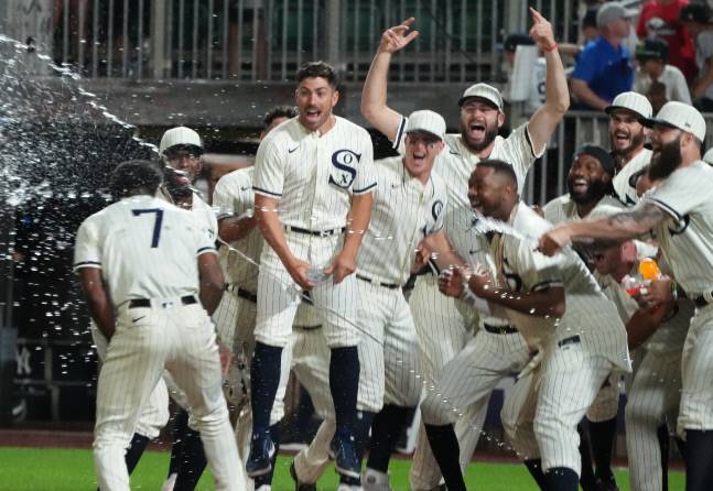 시카고 화이트삭스 선수들이 13일 아이오와주 꿈의 구장에서 열린 뉴욕 양키스 전에서 끝내기 홈런으로 승리하자 기뻐하고 있다. 아이오와주|UPI연합뉴스