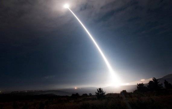 대륙간탄도미사일(ICBM, Intercontinental Ballistic Missile) 발사 이미지. 핵탄두를 장착하고 한 대륙에서 다른 대륙까지 공격이 가능한 탄도미사일이다. 사정거리 5,500㎞ 이상의 탄도미사일로, 대기권 밖을 비행한 후 핵탄두로 적의 전략목표를 공격한다. 대륙간탄도미사일은 전략폭격기, 잠수함발사탄도미사일과 함께 전략핵무기의 한 축을 담당하고 있다. 특히 다른 전략핵무기들과 달리 발사준비에 걸리는 시간이 짧아서, 가장 위력적인 전략핵무기로 꼽히기도 한다. 현재 미국과 러시아를 포함하여 5개국이 대륙간탄도미사일을 보유하고 있으며, 미국과 러시아가 보유한 대륙간탄도미사일은 800여발에 달한다. 자료=네셔널 인터레스트(national interest)