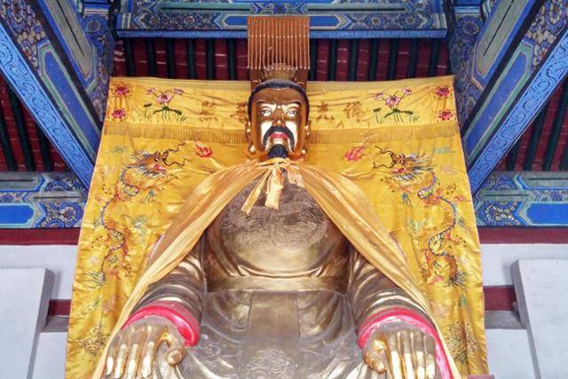 삼의궁 삼의전의 유비 조각상. ⓒ최종명