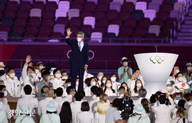 토마스 바흐 국제올림픽위원회(IOC) 위원장이 지난 7월 23일 관중 없이 일본 도쿄 신주쿠 국립경기장에서 열린 2020 도쿄올림픽 개막식에서 손을 흔들며 인사하고 있다. / 사진 공동취재단