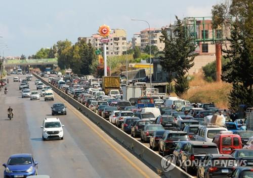연료를 구하려는 차량이 몰리면서 마비된 레바논 다무르의 주유소 인근 도로  [로이터=연합뉴스]