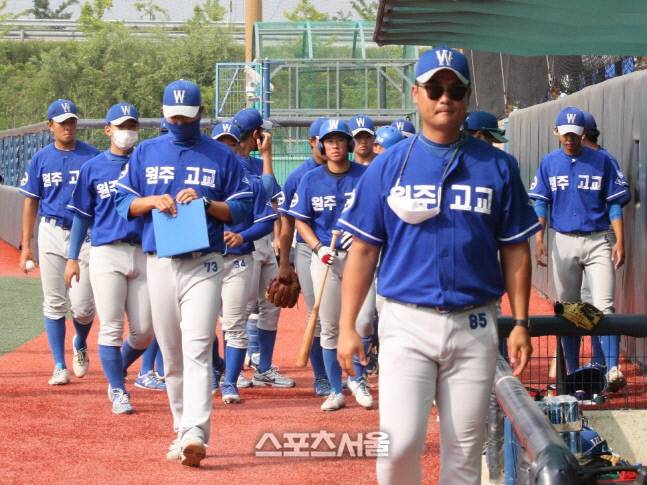 원주고가 예선 첫 경기에서 북일고에 패배한 뒤 아쉬운 마음을 뒤로 하고 퇴장하고 있다.