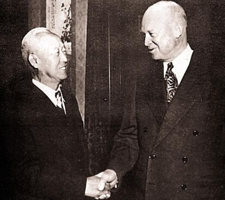 이승만 대통령이 1952년 12월 3일 한국을 방문한 드와이트 아이젠하워 미국 대통령 당선인을 맞아 악수하고 있다./조선일보DB