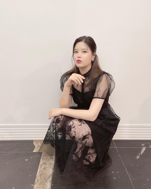 Singer Lyn, 40, showed off her lovely beauty.Lyn posted several photos on his Instagram on the 15th, along with an article entitled Today I Wear Princess Clothes # Jecheon International Music and Film Festival.The photo released showed Lyn posing with a cute smile; Lyn showed off her elegant charm by wearing a black lace dress and black shoes.The dress of the long sky in the sky emphasizes Lyns 9th grade ratio and exclaims admiration.Lyn marriages with singer Lee Soo, 40, in 2014.