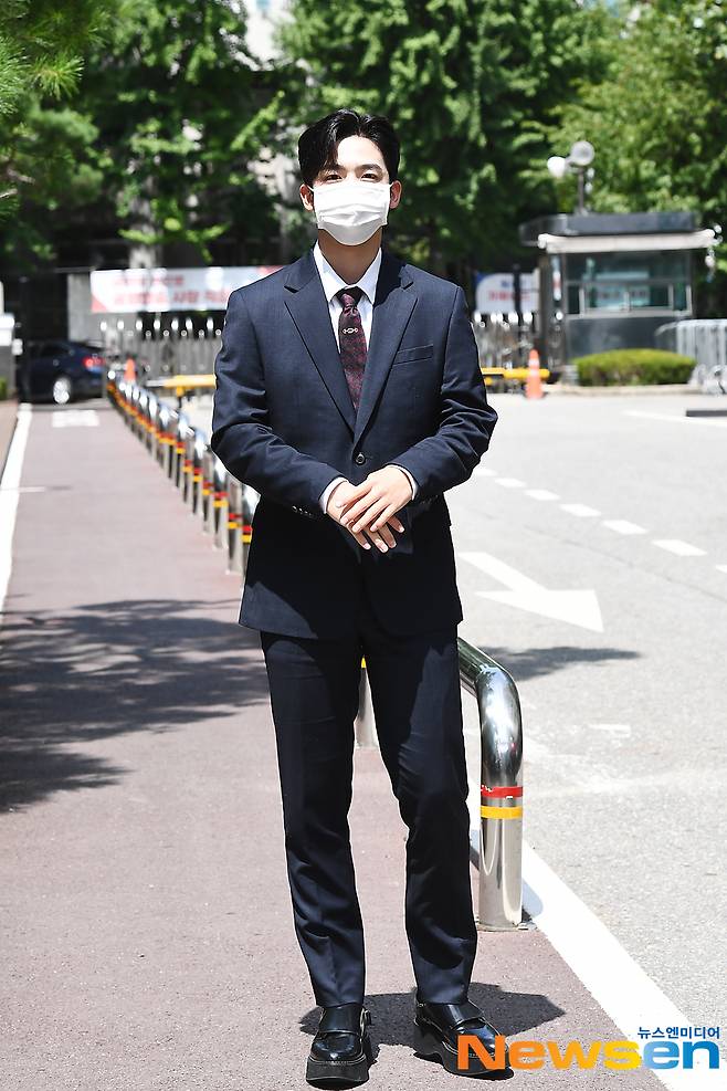 WEi member Kim Yo-han is on his way to work as a presenter on the 8.15 special project The Greater Korea in the Marine Territory, which will be held at KBS New Building in Yeouido-dong, Yeongdeungpo-gu, Seoul, on the afternoon of August 15.