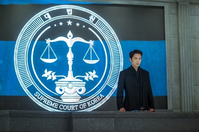 The head of the trial court, Ji Sung, who was disbanded by the state, will be back in court.In addition to the TVN Saturday drama The Devil Judge (playplay by Moon Yoo-seok/director Choi Jung-gyu/production studio dragon, studio and new), which was forced to be at the center of the vortex due to shocking events that followed, Oh Jin-joo (played by Kim Jae-kyung) is showing signs of launching a new counterattack.In the photo released on August 15, the haggard image of Ga-on Kim, who lost Yun su-hyeun (Park Kyu-young), who was called the whole of life, makes his heart ache.Ga-on Kim, who has been patient with my heart for fear that I can not stay with my friend in the name of friendship, has not been shocked by the tragic incident that broke out shortly after he confessed frankly.Ga-on Kims despair, as if he could not get out of the swamp of loss, is revealed, and the expression of his parents realizes the absence of Yun su-hyeun, who filled the vacancy after sending his parents.The fact that Ga-on Kim, whose whole body has collapsed, no longer has a Yun su-hun to wrap his shoulder, makes him come to the bone again.In addition, the sadness of the forced eyes watching Ga-on Kim is soaking in the sadness.Then, the determined appearance of Kang Yo-han, who is back in court, catches the eye.President Huh Jung-se (Baek Hyun-jin), who has been a dictator under the plausible name of raising anxiety in society as a whole and protecting the people, has dismantled the trial court.It was a ruse that showed a low intention to tie the hands and feet so that the law could not exercise its ability by taking the law from the most powerful weapon, Kang Yo-han.However, with Kang Yo-han, Ga-on Kim and Oh Jin-ju returning to court again, three judges feel a different resolution than before.Their desperate determination to regain the justice that has been taken by the hands of the powerful makes them feel strong and give absolute support to their movements.