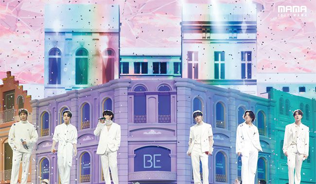 2020년 12월 6일 열린 2020MAMA(Mnet Asian Music Awards, 엠넷 아시안 뮤직 어워즈)에서 공연하고 있는 BTS. BTS는 이날 대상 4개를 포함해 8관왕을 차지했다./뉴시스