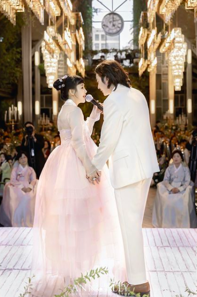 Group Giggs Louie (Hwang Mun-seop) and marriage singer U Sung-eun released their main wedding photos.U Sung-eun said on his SNS on the 16th, Marriage-style photo posted in a month. Marriage-style is more than I thought!It was a crazy thing, and marriage is a strange feeling that I feel strange and happy and first.Thank you all for your blessings! I will live well. In the photo released together, there is a marriage style steel of U Sung-eun and Louie.U Sung-eun, dressed in a sheer white Wedding dress in Banghair, is cute and lovely - Louie has a edgey new groom style with long hair.They resonated on the 11th of last month, when they developed into a lover relationship in 2019 and scored marriage in more than two years.The singer Ha Dong-gyun and U Sung-euns pro-brother, who are a long-time relationship with U Sung-eun, were the celebratory singers, and singers Lil Boy, Yoo Jae-hwan, Jamez, Sky Minhyuk, Ugly Duck and actor Kim Ha Young attended.Louie is loved by Mnet Show Me the Money 9 winner Lil Boy and hip-hop duo Giggs and continued his solo album.U Sung-eun has been continuing his activities by releasing his album steadily, announcing his name as the runner-up in season 1 of Mnet Voice Korea in 2012.U Sung-eun Instagram