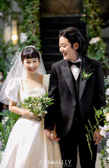 Group Giggs Louie (Hwang Mun-seop) and marriage singer U Sung-eun released their main wedding photos.U Sung-eun said on his SNS on the 16th, Marriage-style photo posted in a month. Marriage-style is more than I thought!It was a crazy thing, and marriage is a strange feeling that I feel strange and happy and first.Thank you all for your blessings! I will live well. In the photo released together, there is a marriage style steel of U Sung-eun and Louie.U Sung-eun, dressed in a sheer white Wedding dress in Banghair, is cute and lovely - Louie has a edgey new groom style with long hair.They resonated on the 11th of last month, when they developed into a lover relationship in 2019 and scored marriage in more than two years.The singer Ha Dong-gyun and U Sung-euns pro-brother, who are a long-time relationship with U Sung-eun, were the celebratory singers, and singers Lil Boy, Yoo Jae-hwan, Jamez, Sky Minhyuk, Ugly Duck and actor Kim Ha Young attended.Louie is loved by Mnet Show Me the Money 9 winner Lil Boy and hip-hop duo Giggs and continued his solo album.U Sung-eun has been continuing his activities by releasing his album steadily, announcing his name as the runner-up in season 1 of Mnet Voice Korea in 2012.U Sung-eun Instagram