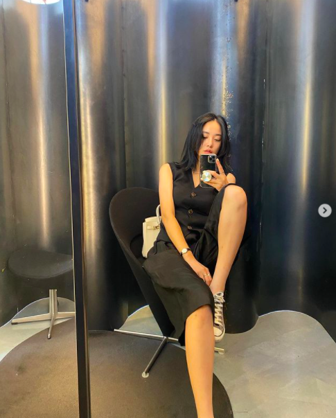 Actor Lee Joo-yeon from Group After School showed off chic mirror SelfieLee Joo-yeon posted a photo on his Instagram on Wednesday afternoon.Lee Joo-yeon, in the photo, is dressed in black costumes below and wearing a converse, which played a part in the chic image of her neatly lowered hair.Lee Joo-yeon has also flaunted her luxurious charm with simple fashion - with luxury bags also visible behind her.Meanwhile, Lee Joo-yeon was reunited with After School members through the Civilization Express channel in June and received high attention.Lee Joo-yeon SNS