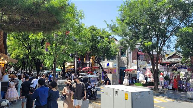 광복절이자 연휴인 15일 전북 전주의 한옥마을에서 여행객들로 붐비고 있다.전주 박상연 기자 sparky@seoul.co.kr