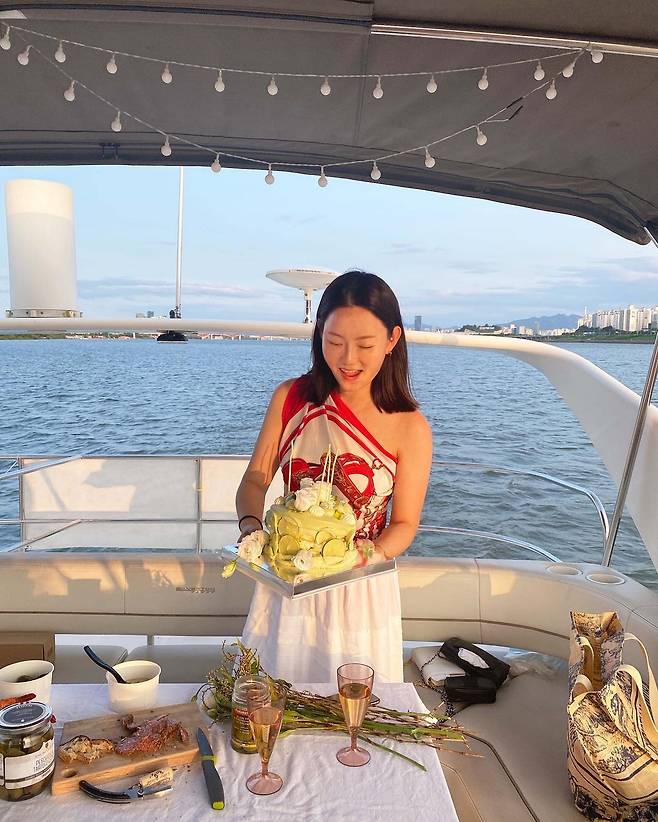 에르메스 스카프를 수영복처럼 연출한 인플루언서 고영하 대표 /고영하(laudrey_young) 인스타그램 제공