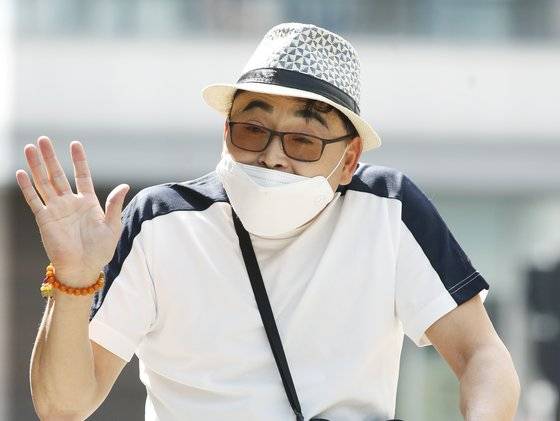 '근육 긴장 이상증' 투병중인 이봉주 선수가 16일 서울 영등포구 여의도 KBS에서 녹화 참석차 방송국에 들어서고 있다. 뉴스1