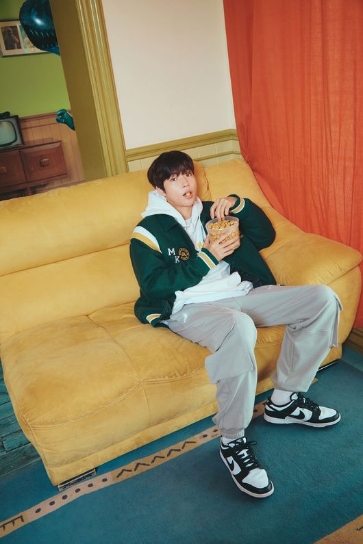 Actor Hwang In-yeop has emerged as a visual of new youth.Hwang In-yeop has released a 2021 F/W pictorial of Casual Brand, which is active as a model, attracting Eye-catching in a warm atmosphere.In the public picture, Hwang In-yeop completes a natural atmosphere without any embellishment, perfectly digests various costumes and shows a warm visual without regret.In addition, he is gazing at the camera with a popcorn in his mouth and emitting deep eyes.In the picture, which is released together, cute cat graphics are worn and add a lovely charm, as well as sculptured side lines and unhidden shoulders captivate Eye-catching.Hwang In-yeop, who has emerged as the face of a new youth, plays the role of Nile Light, which begins to open his eyes to the fun of magic with a talent who does not know how to communicate with others in the Netflix original series Annara Sumanara