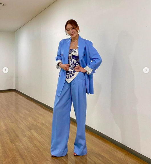Actor Kim Jung-Eun boasted a perfect fashion sense.Kim Jung-Eun left a picture on his SNS on the 17th with an article entitled Meet me at Lala Land tonight at 10:30.Kim Jung-Eun flaunted her long glamour in a sky blue suit, with Kim Jung-Euns elegant glamour.Kim Jung-Eun completed the first vaccination of the Corona 19 vaccine in Husband and Hong Kong on the 28th.Kim Jung-Eun lives in Hong Kong after marrying a Korean-American businessman in 2016.In October last year, MBN My Dangerous Wife