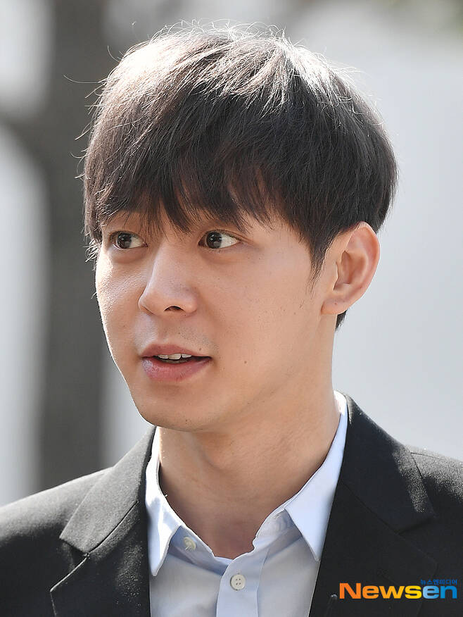 Singer and actor Park Yoochun has been in trouble again over the Exclusive contract dispute.His personal life has come back to the publics cubicle as Park Yoochun agency Lee CLro announced his official position in Park Yoochuns Exclusive contract violation.Park Yoochun refuted this and signalled a court battle.According to LeeCL, Park Yoochun signed an Exclusive contract with LeeCL on January 1, 2020.Lee CL is an agency created by Manager, who has been with JYJ since his activities, to help Park Yoochun recover.Park Yoochuns mother is listed as the largest shareholder, but her mother was not involved in actual management and the companys representative was reported to have been operating the company on loan.In particular, Lee CL focused his attention on the public view by disclosing Park Yoochun Personal Life through official position.Lee CL claimed that Park Yoochun used the companys corporate card as a personal entertainment and living expenses as well as a double contract for Park Yoochun.Park Yoochun said that he gave a corporate card to GFriend, who lived with him at the time, to buy a luxury bag or used tens of millions of won in company funds for games.The Park Yoochun position is the opposite.Park Yoochun left a handwritten letter to the official Japanese fan club on the 14th, and the former GFriend Hwang Ha-na and Lee CL were attacking him with their hands.Park Yoochun said, I could not imagine that someone who believed to be a truly eternal life partner and someone who once thought to be love would attack me.It is a sad and difficult situation again, he said. We are busy preparing to solve the wrong things one by one in the right way.I was late, but because they abandoned me, I was able to completely cut off my relationship with them, he said. Fortunately, I am preparing for future work with people I can trust.Park Yoochun and his agency are different, and legal work is foreseen, so it is necessary to watch the trend.Separately, the public is showing antagonism to Park Yoochuns once again being a rash.Park Yoochun, who was sentenced to two years in prison and released from detention in 2019, was overshadowed by his retirement declaration to prepare for his return to the entertainment industry.He resumed his activities such as concerts, photo albums, and independent films, but he has lived quietly without any major repercussions.But this time, it began to get attention again with the dispute with the agency, Personal Life Disclosure.The public is tired of Park Yoochun, which shows its presence due to controversy.