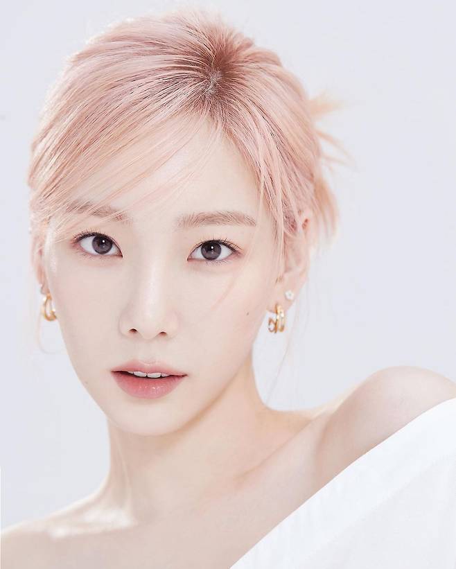 Taeyeon of Girls Generation emanated a fairy.On the 17th, Taeyeon posted several photos on his instagram with the article Hello.Taeyeon in the photo is divided into a Pink Goddess. He showed off his overwhelming Beautiful looks with Pink hairstyle and Pink costume, and he caught his attention with the fairy Beautiful looks that he had been radiating for 14 years.Taeyeon, the owner of white Skinss, boasted a flawless visual with a white costume that spewed youthful energy.Fans praised Mimo Legend, The Most Beautiful in the World, Angel, It was beautiful and It shines in the snow.On the other hand, Taeyeon released a new song Weekend in July and is currently appearing on TVN Amazing Saturday.