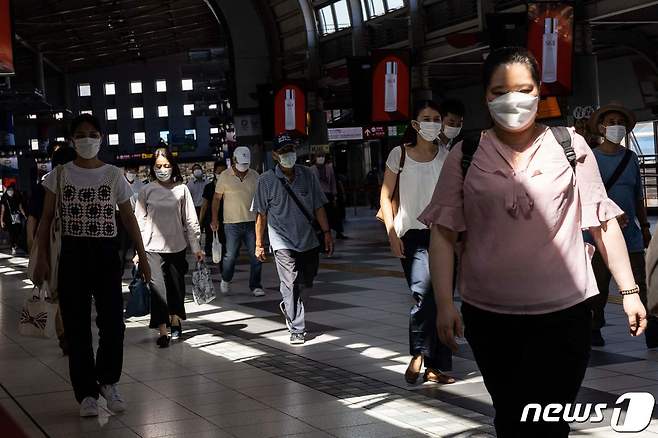 일본 도쿄도에서 시민들이 마스크를 쓴 채 이동하고 있다. © AFP=뉴스1