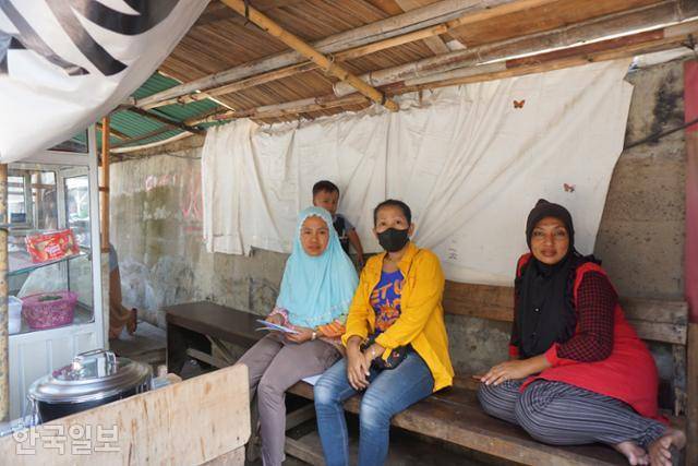 플루이트 주민들이 바닷물을 막기 위한 둑에 기대 마을에 얽힌 얘기를 하고 있다. 자카르타=고찬유 특파원