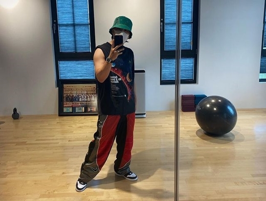 Group BIGBANG member Sun (real name Dong Young-bae and 33) announced the current situation after a long time.Sun posted a picture on Instagram on the 19th, #15 with a yellow heart and a number 15.Selfie photo: Selfie picture taken by Sun, dressed in a green bucket hat, black sleeveless T-shirt and wide pants, wearing a mask.I can still feel the charisma in Suns eyes, which are revealed between the hat and mask, and the fashion that feels unique personality, and the simple yet sophisticated accessories such as rings and watches are also impressive.It seems that he has released a recent photo in commemoration of his 15th anniversary of BIGBANG. Sun said, It seems like time is really flying.It was hot, and all our days are more beautiful like a clear sky this summer. Sun posted a selfie photo on SNS for about a year since October last year.Sun, meanwhile, married actor Min Hyo-rin (real name Jung Eun-ran, 35) in 2018.