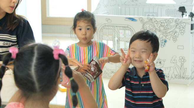 Jo Yoon-hees daughter Roars excitement was ExplosionJTBCs Brave Solo Parenting - I Raise (hereinafter I Raise), which will be broadcast at 9 p.m. on August 20, will feature Jo Yoon-hee and Roars Haru, who invited Roars kindergarten friends to their homes.Jo Yoon-hee and Roar invited Roars kindergarten friends to their home during the recent I Raise filming.Jo Yoon-hee and Roars house, which was usually quiet itself, was filled with the noisyness that was never seen before with the appearance of Roar Friends.In particular, Roar, who met with friends and was excited, showed a more realistic situation with the situational drama mate re-election, which made all the performers laugh.Roar, who entered the situation drama from the moment of the emergence of the re-election, digested five situation dramas in a short time.Especially, he shouted Yeobong to Jae-yul and made Jo Yoon-hee embarrassed by realistically digesting the role of a wife.For a while, Roar was in a conflict with the souls best friend Chemie in 15 minutes, and he was nervous about the mothers who were watching this situation.Jo Yoon-hee shouts I hate the resurgence and wonders if he can soothe Roar, who has reached the extreme, and send Haru with Friends well.On the other hand, Jo Yoon-hee and mothers are now concentrating on parenting, and they will share their sympathy with each other about the realistic troubles of career breaks.So, Seo Dong-ju, the daughter of Seo Jeong-Hee, a broadcaster, appeared on the recording on this day as a representative of Solo parenting children.Seo Dong-ju, who divorced before her mother Seo Jin-Hee, introduced her anecdote, which she had been a strong supporter of her mother, saying, I am a divorce senior than my mother.