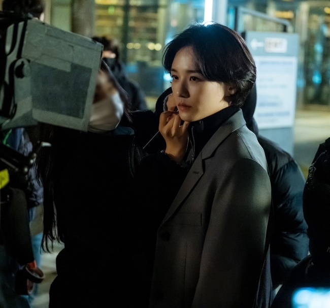The Devil Judge is releasing the actors who have fallen into the character and adding to the pleasure of seeing them.TVNs Saturday Drama The Devil Judge (playplayplay by Moon Yoo-seok/director Choi Jung-kyu/production studio Dragon, Studio Anne New) is only two times ahead of the end, and it has lavishly poured out the scene behind-the-scenes cut.First, the concentration of Actors who are fully assimilated to the Character catches the eye.Ji Sung (a strong role) is taking his eyes off by radiating charisma that does not blur his concentration even before shooting, while not putting the script in his hands even during his break.Kim Min-jung (played by Jeong Seon) then shines the eyes of the Jeong Seon Character, who is filled with desire and anger, but has a unique smile outside the camera.Unlike the Jeong Seon, which has given overwhelmingness to its existence itself, her smile outside the camera that causes disarming makes even the viewers laugh.In addition, the scene of the two actors, who are watching the directors words carefully and revealing their passion for a better scene, and Park Gyoo-yeong (Yoon Soo-hyun), who can not keep an eye on the camera with a hard eye, gives viewers a sense of joy.