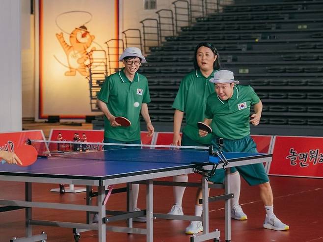 Table Tennis 3D national team Shin Yubins Hangout with Yoo appearance was captured.On August 19, MBC Hangout with Yoo official Instagram said, Good faces that came to the news that Shin Yubin player is coming to play!..The alien .. No Racket Middle-aged Group and several photos were posted.The photo shows Yoo Jae-Suk Haha Jin Jun-ha who met Shin Yubin.Shin Yubin was a national representative of Table Tennis 3D at the 2020 Tokyo Olympics and was attracting attention because he showed excellent skills despite his 17-year-old age.In particular, Shin Yubin has appeared in the MBC Infinite Challenge district, which was broadcast in 2014, and has played Table Tennis 3D confrontation with members.Hangout with Yoo was the member and The Slap in about 7 years.The production team added a hashtag called Table Tennis 3D, a serious middle-aged racquet. I will win this. Wang Jinji and raised expectations for the broadcast.