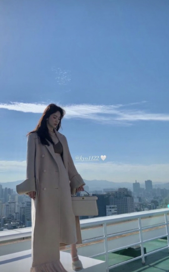 Actor Song Hye-kyo showed off her more striking beauty in behind-the-scenes photosSong Hye-kyo posted a photo of the magazine photo shoot behind his Instagram story on the 20th.In the photo, Song Hye-kyo dressed in a long coat on a nice bra and produced a feeling of an atmosphere of autumn woman.Song Hye-kyos elegant charm is also reflected in the behind-the-scenes photos, which is admirable.Also, the beauty of Song Hye-kyo, which is so perfect that it is hard to believe that it is a No revise photo, catches the eye.Meanwhile, Song Hye-kyo will appear on SBSs new drama Now, Im breaking up scheduled to air in November.