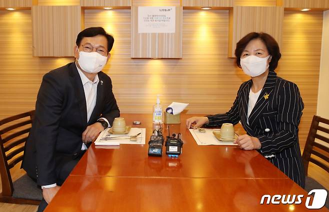 송영길 더불어민주당 대표와 대선 예비후보인 추미애 전 법무부 장관이 20일 서울 여의도 한 식당에서 만찬회동을 하고 있다. /사진=뉴스1