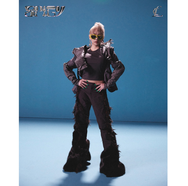 Singer CL has signalled the Return of the charismatic Queen.In the concept photo released on the official SNS channel of midnight CL on the 21st, CL captivates the attention with its unique costume, kitsch sunglasses and blonde Hair trimmed with fur.CL has a unique confident pose that perfectly digests individual costumes and accessories with charisma.In addition, I am curious about leaving the message Excuse me, excuse you.The second concept photo that feels charisma following the concept photo of the red Hair that was released earlier is revealed, and this SPICY is a song that will capture the unique aura of CL.SPICY is the first single song to open the first solo album ALPHA released by CL for the first time in 13 years. It is a hip-hop song with intense charm like the title.It is known that John Malkovich participated in the narration and it is noteworthy what synergy he will show with CL.CLs SPICY will be released on the worlds music platform at 6 pm on the 24th, and the second single of ALPHA next month and the entire album ALPHA will be released in October.