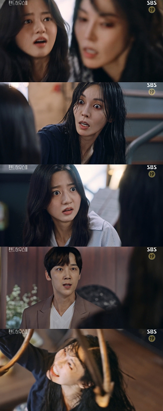 In the 11th episode of SBS drama Penthouse (playplayed by Kim Soon-ok directed by Ju Dong-min), Chun Seo-jin (Kim So-yeon) is Falling and the ending foreseeing death is shocking.At the end of the 11th episode of Penthouse aired on the 20th, Chun Seo-jin, who had been hallucinating, mistook Bae (Kim Hyun-soo) for his daughter and showed her trying to drag her out.At this time, Ha Yoon-cheol (Yoon Jong-hoon) appeared and fought against Chun Seo-jin, and Chun Seo-jin, who pulled the ship by force, fell down from the second floor railing.I barely grabbed the chandelier and fell to the floor. At this moment, the chandelier, which was on the ceiling, fell on the boat of Chun Seojin and the shocking screen was drawn.Ha Yoon-cheol and Rona, who fell down the stairs, also lost consciousness, and Ha Yoon-cheol was bleeding from his head.Chun Seo-jins death was expected.However, some netizens are suggesting that Chun Seo-jin may not have died because of the development nature of Kim Soon-oks Penthouse series.On the other hand, netizens are criticizing that the ending scene was too cruel and violent.The production team directed the scene where the chandelier fell on the ship of Chun Seo Jin, and soon connected the scene where the blood of Chun Seo Jin covered the face.This 11th episode of Penthouse is 19 years oldIt was organized as a city hall, but it is criticized whether it was a proper production on terrestrial broadcasting even considering the city hall rating.Some advocates say that there is nothing wrong with the city hall.