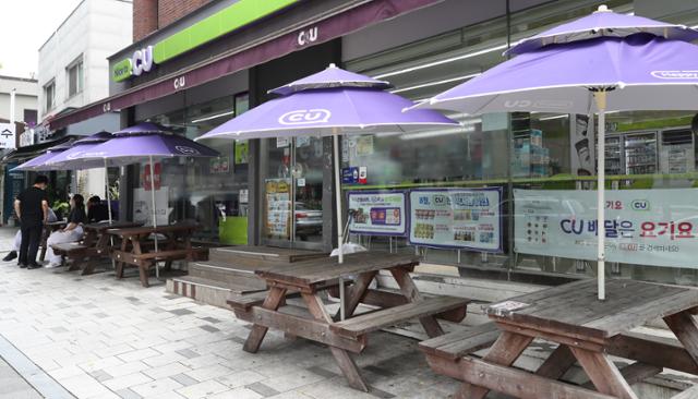 사회적 거리두기 4단계 연장을 하루 앞둔 22일 서울 시내 한 편의점의 야외 테이블. 정부는 23일부터 4단계 지역에서 카페·음식점 등의 영업시간을 오후 9시로 제한하고 편의점도 오후 9시 이후 야외 테이블 이용 및 취식을 금지했다. 뉴시스