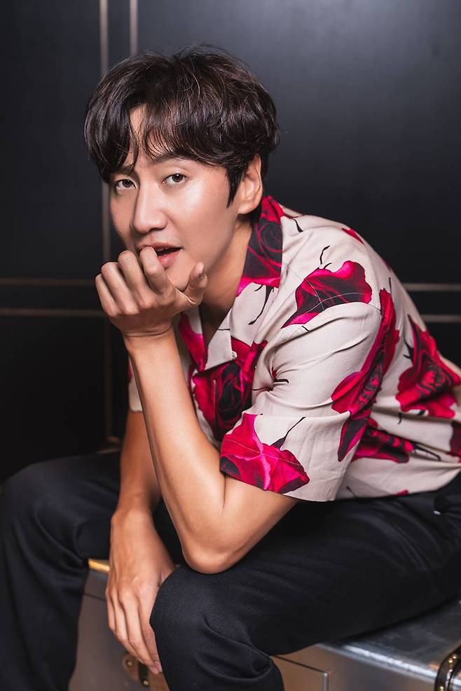 Following Interview 1), actor Kim Sung-gyun praised Lee Kwang-soo, who worked in Sink Hall, saying, I am a very serious friend when I see it in the field. He also focused on mobile phone without taking it out of the film.Lee Kwang-soo said, Thank you for telling me a good story. I remember that the director praised me for not seeing a mobile phone on the spot.Rather than trying to immerse yourself, the staff is setting something and working when they do not shoot.I thought it was better to talk and make together than to do other things. I did not see it even when I had to see the mobile phone because the bishop praised me on the spot.Ill watch the mobile phone when I need it at the next scene, he said, and I was troubled by the coachs praise.Lee Kwang-soo, who got off at SBS entertainment Running Man, who recently played a long time due to leg injuries, asked about his health condition. I remove the iron core (on the bridge) next month.Rehabilitation is then needed - not a big operation that is disruptive or disruptive to everyday life - before it seems to have been negligent in Rehabilitation.I think we should focus on Rehabilitation and pay attention to self-management. Lee Kwang-soo asked if he would like to appear as a guest on Running Man.I think its like coming home, but I dont know what it will be like when I go to a guest, not a member, and I think its all very nice and nice.Lee Kwang-soo recently mentioned in the SBS entertainment program Ugly Son that Kim Jong-kook is a breathtaking personality.The two of them worked together in Running Man.I told Kim Jong-kook about Miri and apologized before the Miwoo Bird broadcast.When the trailer went out, I explained that I did not talk about it so far.  I apologized to Miri and there was no story about him after the broadcast.I didnt say anything because I knew I was usually suffocating, he said, laughing.On the other hand, Lee Sun-bin, who met at Running Man and is openly devoted to her, said, I am having a similar relationship like everyone else.He also mentioned his best friend Jo In-sung, who was to face each other in the theater this summer, and he performed in the movie Mogadishu, a true story about the escape period.Mogadishu opened late last month and is meeting with the audience.Lee Kwang-soo said, I called Jo In-sung and he was filming YouTubes Burger. He told me to say something about the movie.I think weve been expressing our minds, he said. Were doing a lot of yes. Ive actually seen Mogadishu twice.We talked about the fact that we could open it in this city, and that it was your job to do it.Lee Kwang-soo, who returned to his main job, taking off his pleasant and playful appearance in entertainment, said, There is no burden.Many people say theyre back in their jobs, and Im just like before. Theres no pressure on that.Its not different now, which is not what I was doing when I was running man, he said.Because I do not do Running Man, there is no burden of showing another appearance.I hope that if I shoot every piece of work as best as I did before, there will be people who will look good on it. He said that he would do his best to postpone it.