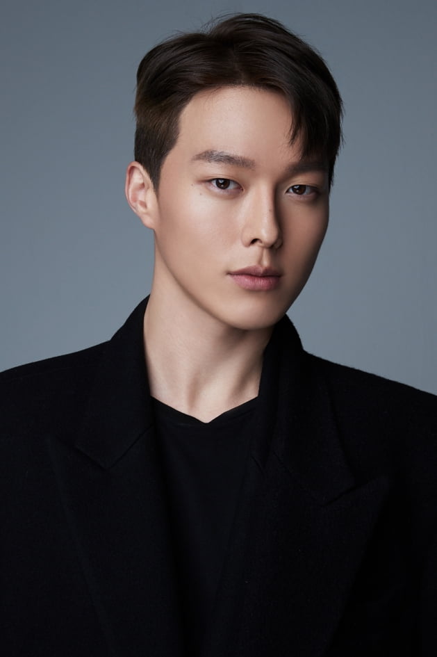 Actor Jang Ki-yong Enlisted as Army Active DutyJang Ki-yong is Enlisted today (23rd); Enlisted places and times are private to prevent the spread of Corona19.YG Entertainment, a subsidiary company, said, I would like to support Jang Ki-yong, who will return to a healthy state after faithfully completing his military service obligations.On the 22nd, the day before Enlisted, Jang Ki-yong opened Love Live! and had a good time with his fans.In the last official schedule before EnlistedLove Live!! broadcast, Jang Ki-yong was delighted with his sensible broadcasts, including wearing several headbands and giving capture time.Jang Ki-yong is about to broadcast SBS Drma Now, Im breaking up with Song Hye-kyo in November.Despite the second half of the drama, the production company decided to record the production presentation in advance.The production company said, This drama is an emotional melodrama genre, so I decided that it was more important to show the relationship and breathing between the main actors, so I decided to say hello a little earlier than going without Jang Ki-yong.Jang Ki-yong is a model actor who appeared in drama such as Confession Couple, My Uncle, Enter the search word - WWW starting with Drama Its okay, Im Love in 2014.Recently, she played in Drama The Falling Living Together and the movie Sweet Sweet. Now SBS new drama Im Breaking Up is about to air.