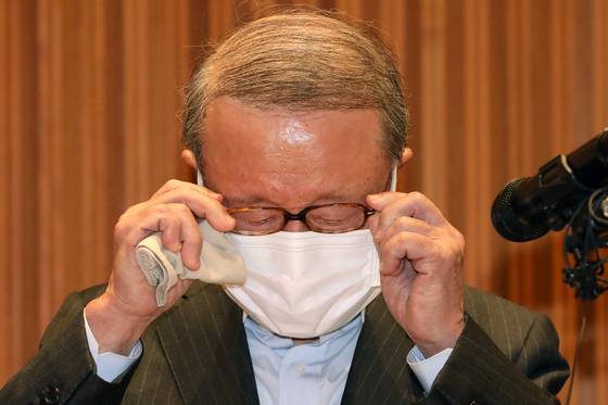 홍원식 남양유업 회장이 지난 5월 4일 서울 강남구 남양유업 본사에서 '불가리스 사태'와 관련 대국민 사과 기자회견을 하고 있다. 남양유업은 지난 4월 '코로나 시대 항바이러스 식품 개발' 심포지엄에서 불가리스 제품이 코로나19를 77.8% 저감하는 효과를 확인했다고 발표했다. 그러나 해당 연구 결과는 동물의 '세포단계' 실험 결과를 과장해 발표한 것으로 알려져 논란을 빚었다. 장진영 기자