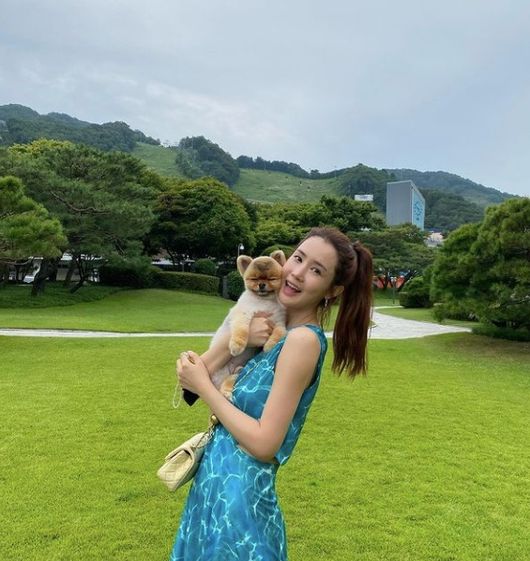 Actor Lee Da-hae grabs the end of Pet and SummerLee Da-hae told SNS on the 23rd, #Dog #BowTie Duty for Squareheads...Mommy is just... exciting.# Summer End # Summer Enjoying Summer and posted photos.The released photo showed Lee Da-hae running around the dog playground with Pet, who showed off her slender arms even in a sleeveless dress.Lee Da-hae has been in public with singer Seven since 2016.Recently, MBC entertainment program Power of omniscient meddling through the announcement of Seven and Lee Da-hae sharing a friendly conversation has been revealed.Lee Da-hae SNS.